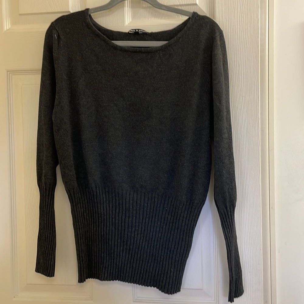 Ladies Cable & Gauge sweater. Size L $10